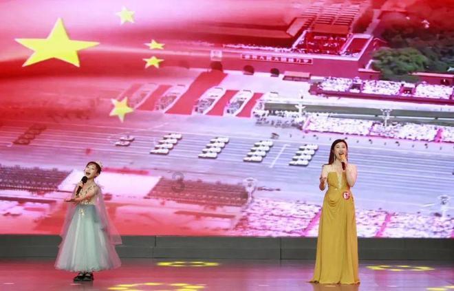 美女一袭浅黄色斜肩上衣搭配浅色牛仔裤，时尚又减龄，你喜欢吗？游戏画面